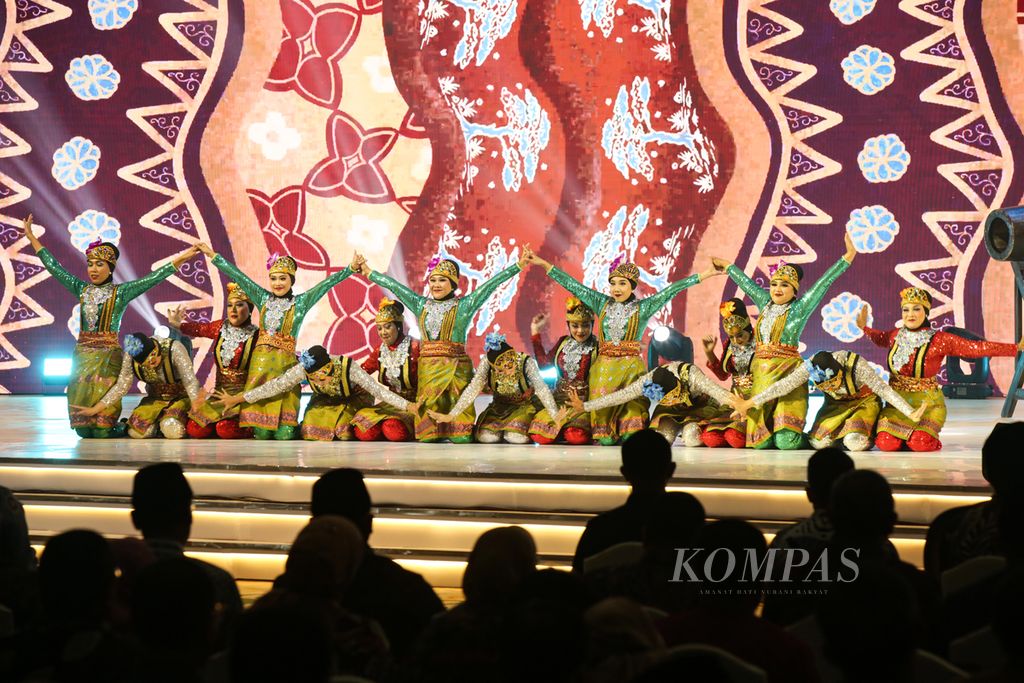 Tari Rampak Serumpun menyemarakkan pembukaan Indonesia Sharia Economic Festival (ISEF) Ke-10 tahun 2023 di Jakarta Convention Center, Kamis (26/10/2023). 