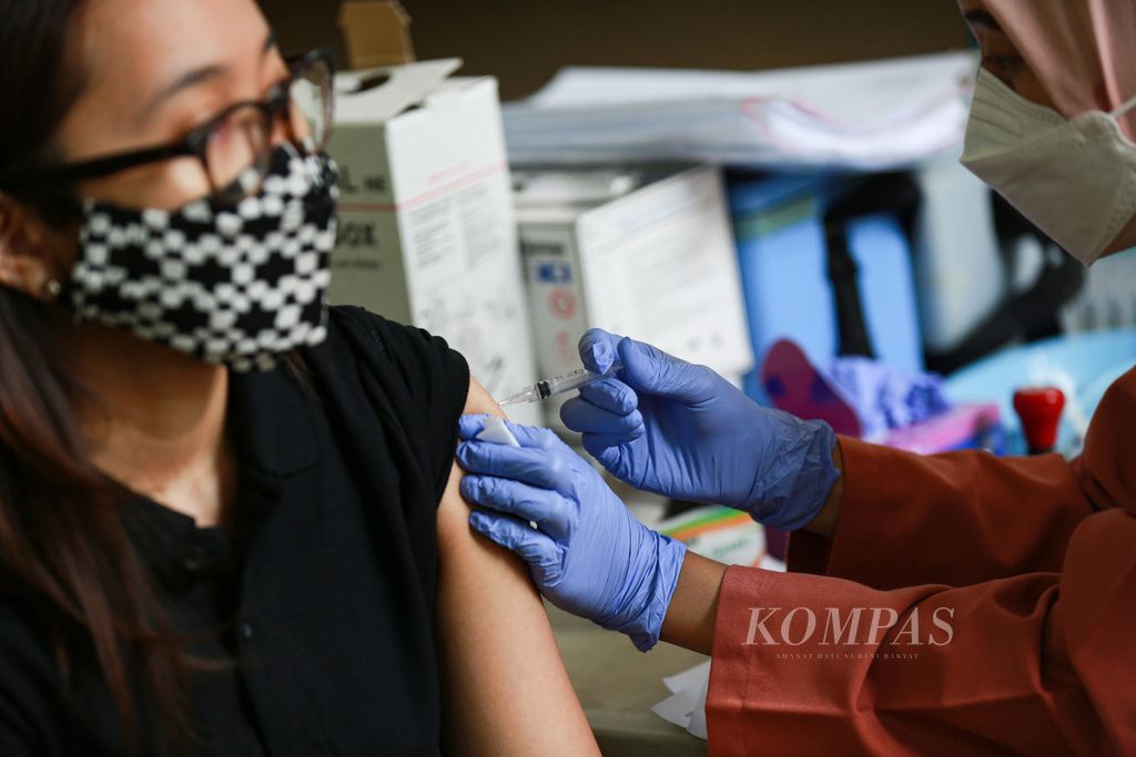 Warga menerima vaksin Covid-19 dosis penguat atau <i>booster</i> di sentra vaksin yang berlangsung di Taman Ismail Marzuki, Cikini, Jakarta Pusat, Kamis (23/6/2022). Sentra-sentra vaksin terus berupaya memberikan pelayanan vaksinasi Covid-19 kepada masyarakat yang belum menerima vaksin Covid-19 lengkap dan <i>booster</i>.