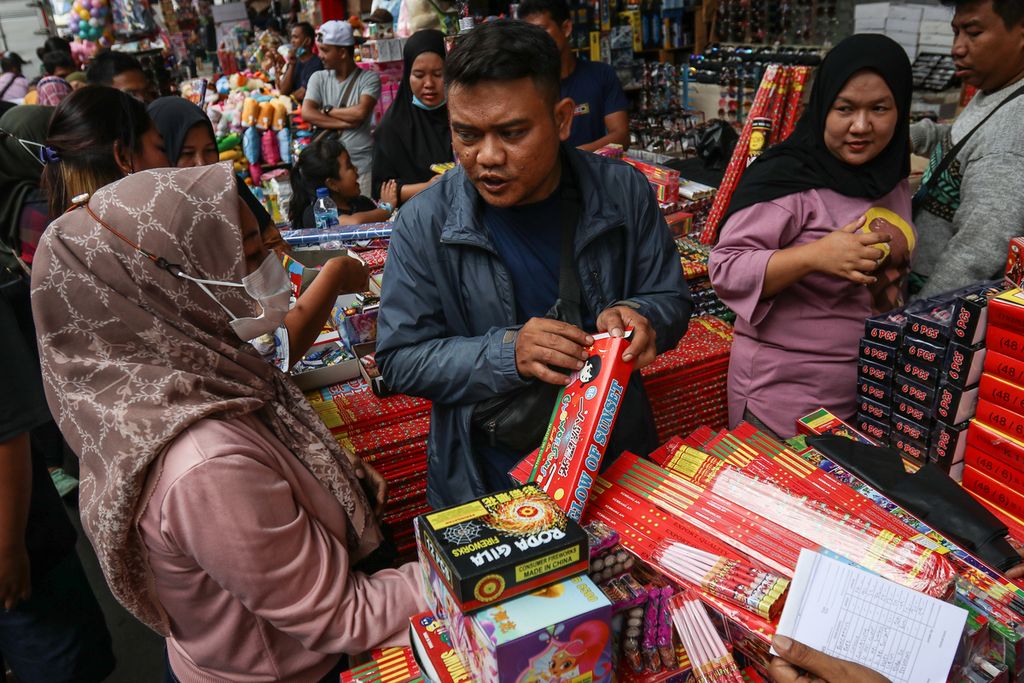 Pembeli memilih kembang api di Pasar Pagi Asemka, Jakarta Barat, Selasa (27/12/2022). Penjualan kembang api terus meningkat seiring dengan pandemi Covid-19 yang semakin terkendali. Momentum Tahun Baru dimanfaatkan para pedagang kembang api musiman untuk meraup keuntungan maksimal. 