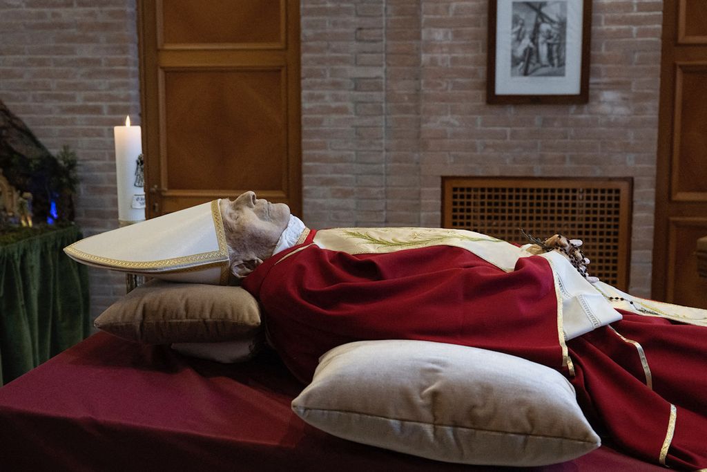Foto jenazah Paus Emeritus Benediktus XVI yang didistribusikan oleh Vatican Media di sebuah kapel di Vatikan, Minggu (1/1/2023). Paus Benediktus akan dimakamkan Kamis mendatang.  