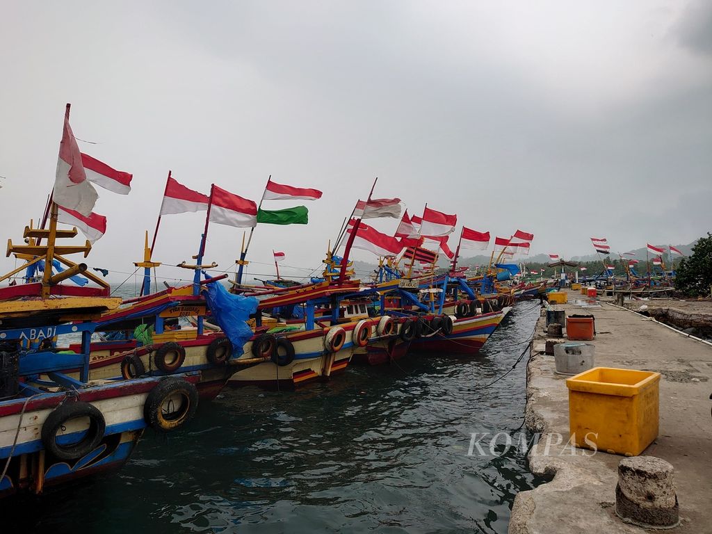 Kapal-kapal nelayan berbaris di sekitar dermaga Lempasing, Kota Bandar Lampung, Kamis (1/9/2022).