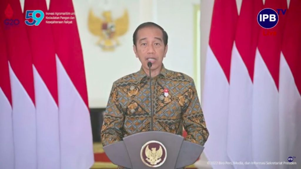 Presiden Joko Widodo meminta IPB menjadi garda terdepan dalam mendorong kedaulatan pangan. Untuk itu, IPB ditugaskan mengembangkan riset agromaritim, membuat sistem deteksi dini penyakit zoonosis, dan menyebarkan inovasi-inovasi yang sudah dilahirkan. Hal ini disampaikan dalam sambutan Presiden yang ditayangkan dalam Dies Natalis Ke-59 IPB, Kamis (1/9/2022).