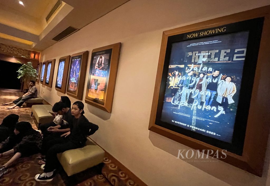 Sejumlah remaja menunggu waktu pemutaran film di bioskop di sebuah pusat perbelanjaan di kawasan Ciledug, Kota Tangerang, Banten, Jumat (17/2/2023). 