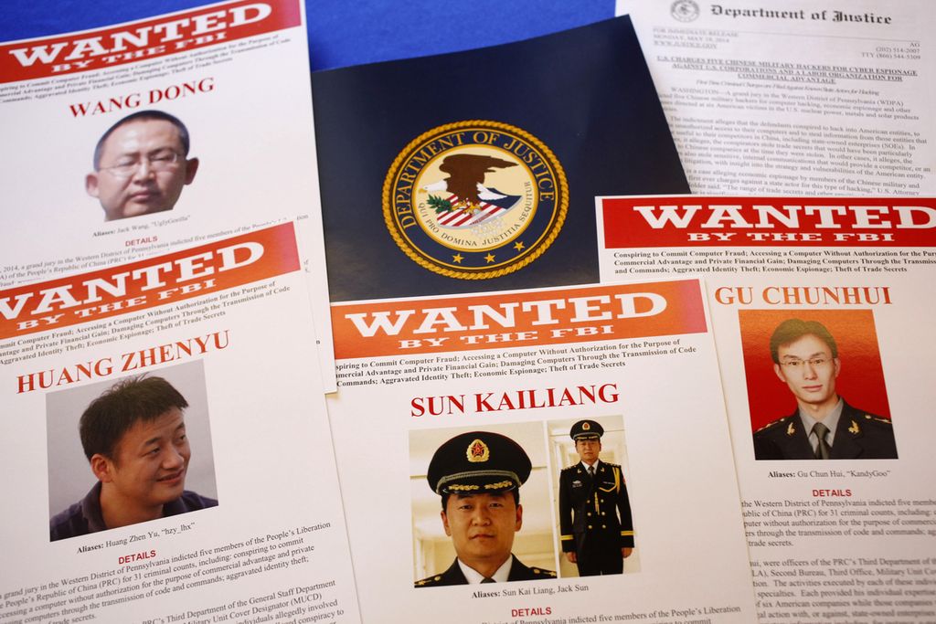 Foto bertanggal 19 Mei 2014 di meja Departemen Kehakiman Amerika Serikat di Washington menampilkan lima peretas China yang didakwa di AS. Mereka dituduh melakukan spionase ekonomi dan pencurian rahasia dagang. 