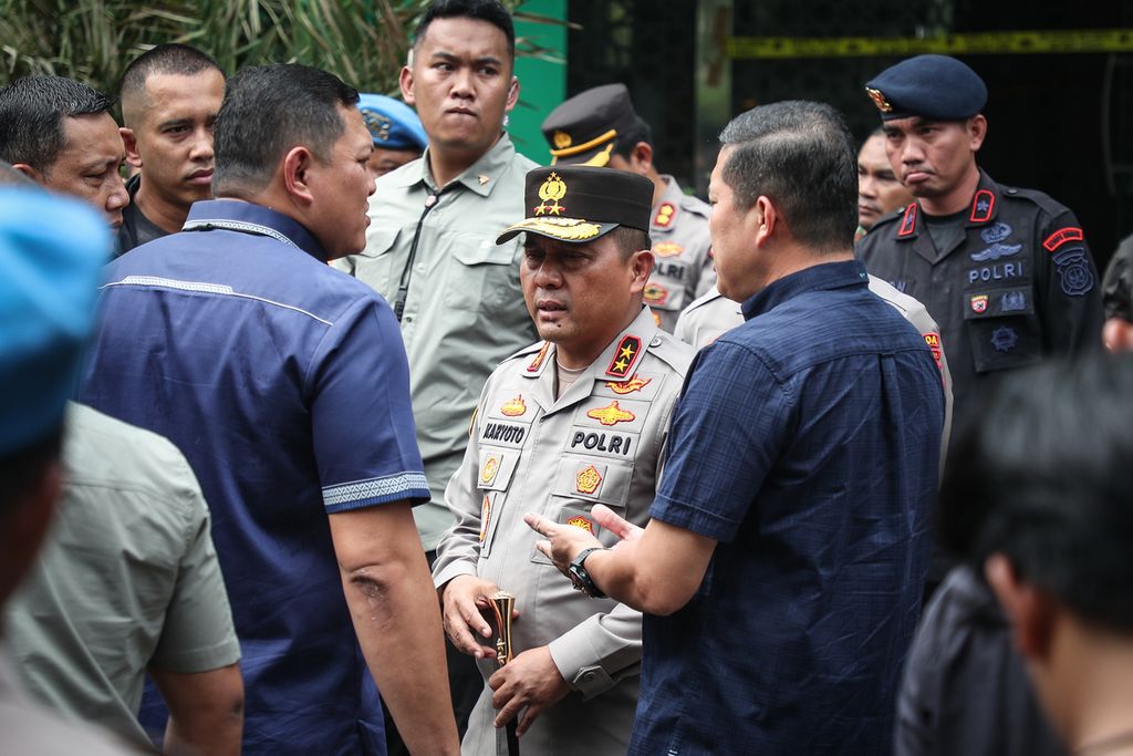 Kepala Kepolisian Daerah Metro Jaya Inspektur Jenderal Karyoto setelah memeriksa lokasi penembakan di kantor Majelis Ulama Indonesia, Jakarta, Selasa (2/5/2023). 