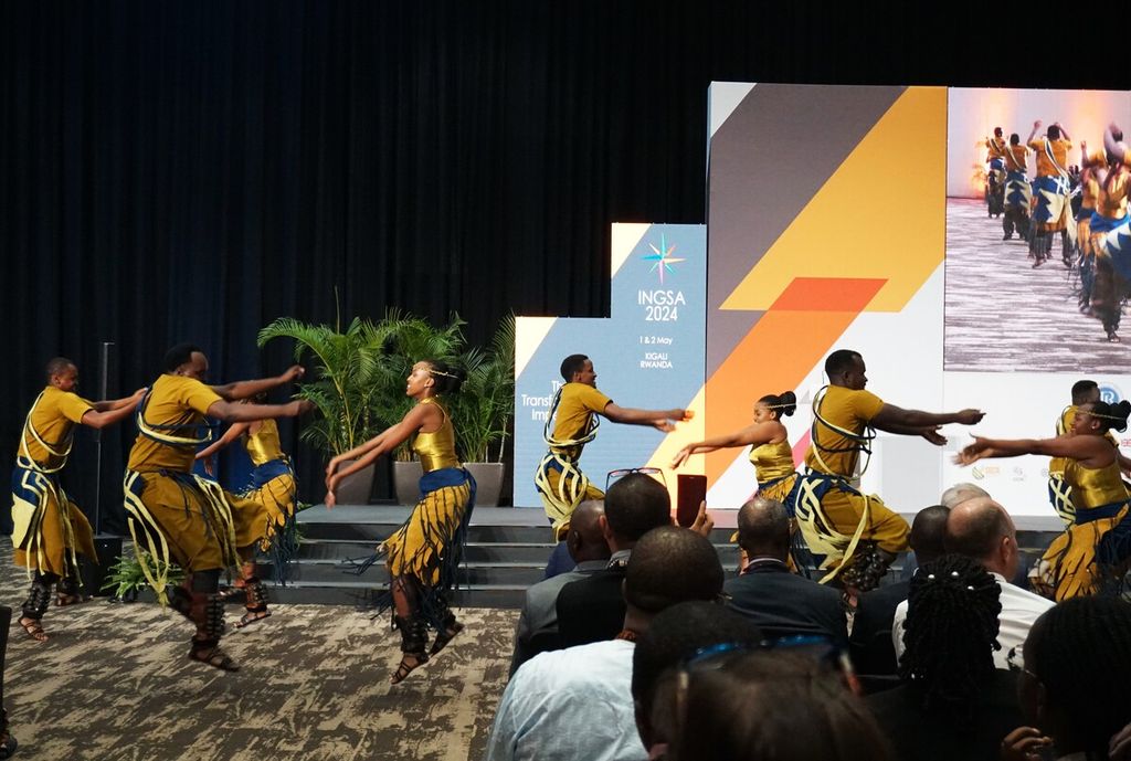 Traditional Rwandan dance was displayed during the opening of the International Network for Governmental Science Advice (INGSA) 2024 in Kigali, Rwanda, on Wednesday (1/5/2024).