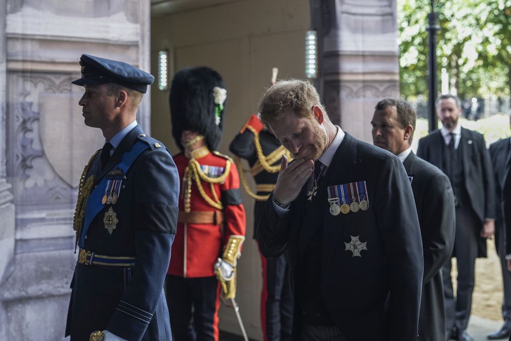 Pangeran Harry dari Inggris mengikuti iring-iringan peti Ratu Elizabeth II dari Istana Buckingham ke Westminster Hall di London, Inggris, Rabu (14/9/2022).