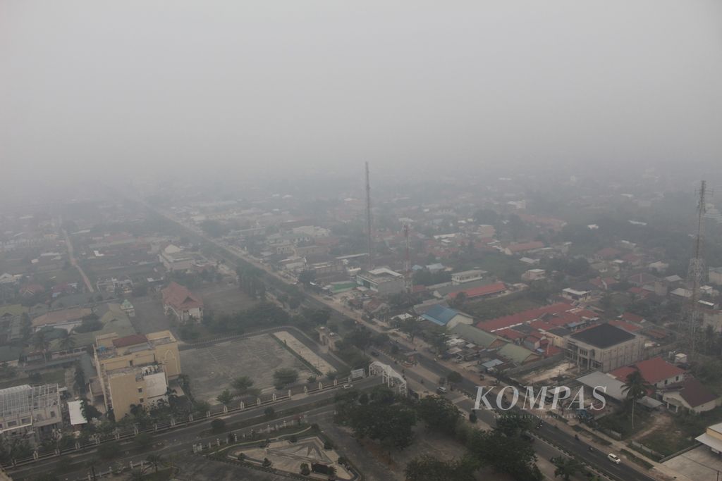 Ibu kota Provinsi Kalimantan Tengah, Kota Palangkaraya, disungkup kabut asap akibat kebakaran hutan dan lahan yang kian masif, Rabu (4/10/2023). Kualitas udara di Kota Palangkaraya pun masuk kategori berbahaya.