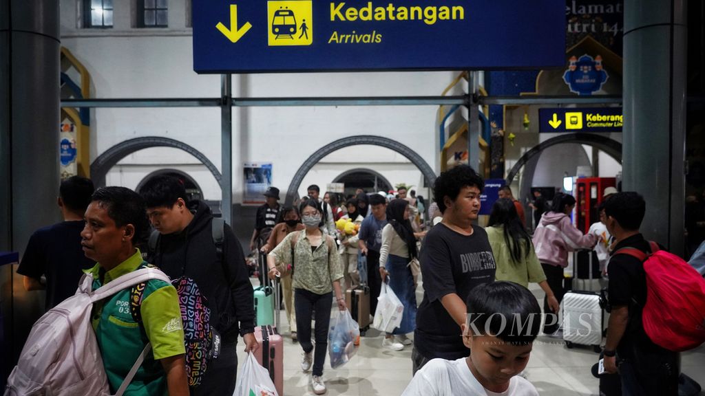 Penumpang Kereta Api Bogowonto dari Yogyakarta melewati pintu keluar di Stasiun Pasar Senen, Jakarta, setelah mudik Lebaran, Jumat (12/4/2024).  