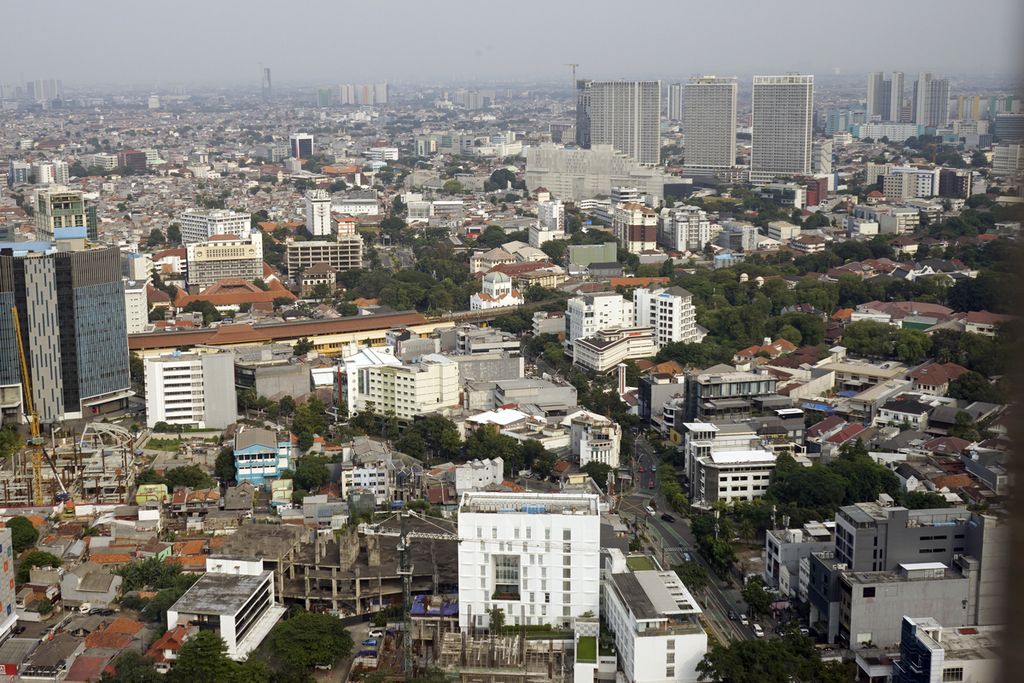 Pemandangan gedung-gedung dan perumahan di Jakarta dari ketinggian, Sabtu (14/1/2023)