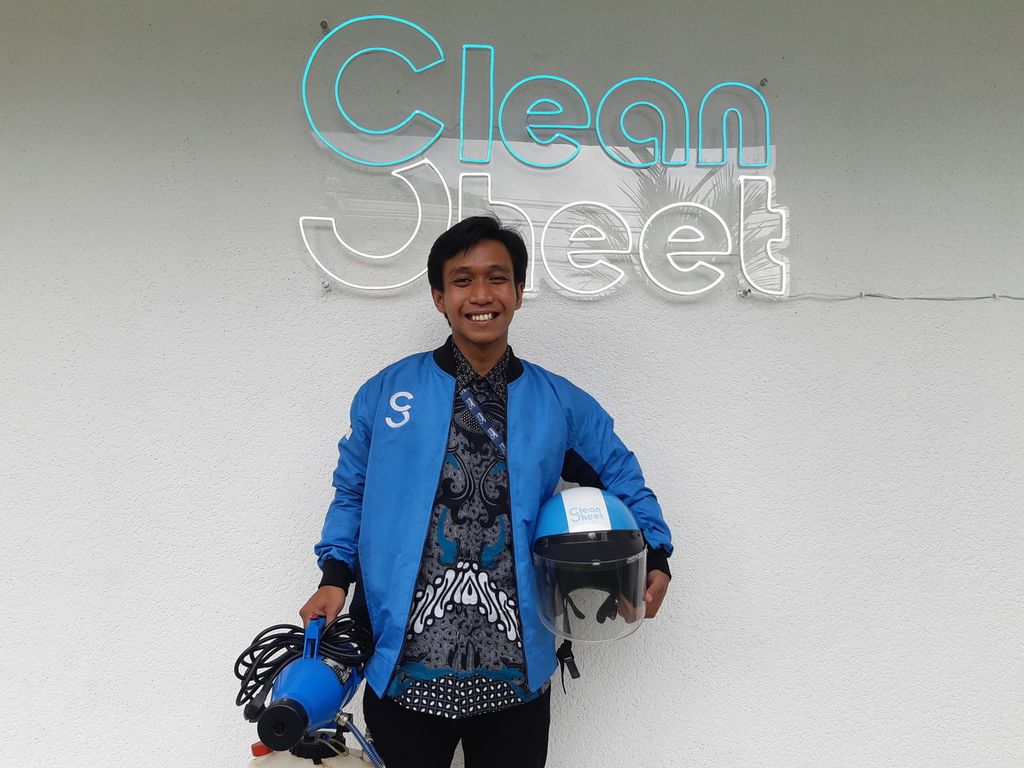 Dihqon Nadaamist, pendiri Clean Sheet, usaha jasa pembersihan rumah dan kantor di Bogor, Jawa Barat.