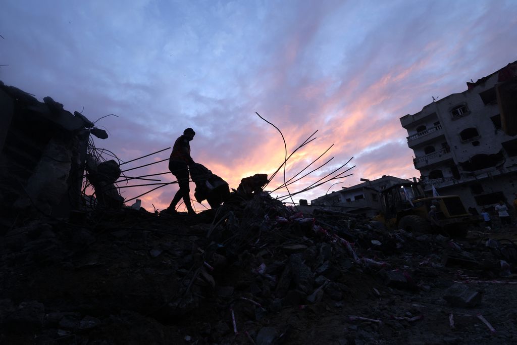 Warga Palestina mencari para penyintas di tengah reruntuhan bangunan setelah serangan udara oleh militer Israel di kemah pengungsi Rafah, sebelah selatan Jalur Gaza, 17 Oktober 2023. 