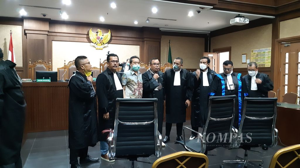 Advokat Didit Wijayanto Wijaya bersama tim penasihat hukumnya seusai mendengarkan sidang dengan agenda pembacaan dakwaan di Pengadilan Tindak Pidana Korupsi Jakarta Pusat, Selasa (25/1/2022).