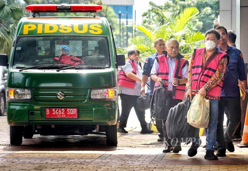 Salah satu rombongan para tersangka kasus korupsi timah, yaitu Direktur Utama CV Venus Inti Perkasa Hasan Tjhie (kanan), Direktur Utama PT Stanindo Inti Perkasa MB Gunawan (tengah), dan mantan Direktur Utama PT Timah Tbk Mochtar Riza Pahlevi Tabrani (kiri), saat turun dari mobil tahanan ketika dilimpahkan Kejaksaan Agung kepada Kejaksaan Negeri Jakarta Selatan di Jakarta, Kamis (13/6/2024). 