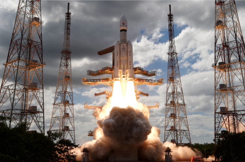 Roket peluncur Launch Vehicle Mark-3 (LVM3) yang membawa wahana antariksa Chandrayaan-3 meluncur dari Bandar Antariksa Satish Dawan, Sriharikota, selatan India, Jumat (14/7/2023) pukul 14.35 waktu setempat atau pukul 16.05 WIB.