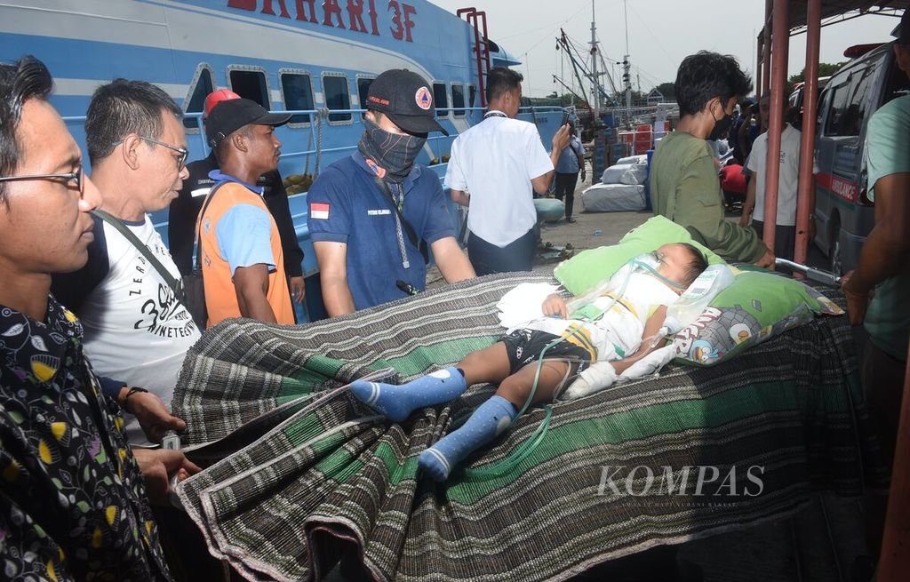 Petugas membawa pasien anak turun dari Kapal Cepat Express Bahari 3F yang berangkat dari Pulau Bawean, Sabtu (23/3/2024), di Pelabuhan Gresik, Kabupaten Gresik, Jawa Timur. 