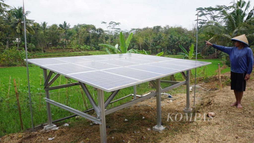 Panel tenaga surya dimanfaatkan untuk menghasilkan listrik guna memompa air untuk persawahan di Kecamatan Banyumas, Kabupaten Banyumas, Jateng, Selasa (28/8/2018).
