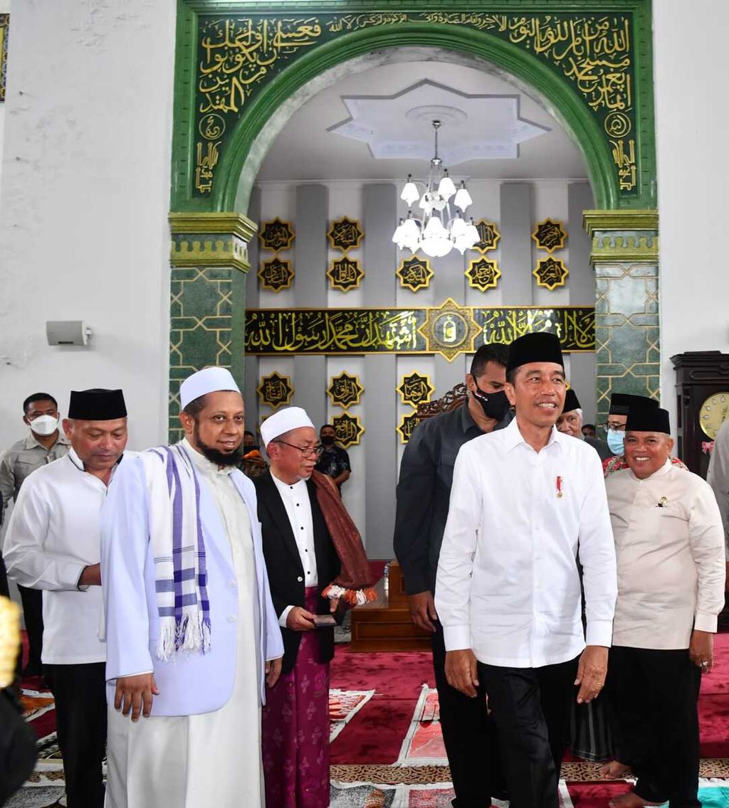 Presiden Joko Widodo meresmikan penataan kawasan Masjid Ahmad Yani, Kota Manado, Sulawesi Utara, Jumat (20/1/2023). Pembangunan menara menjadi salah satu tambahan dalam penataan masjid. 