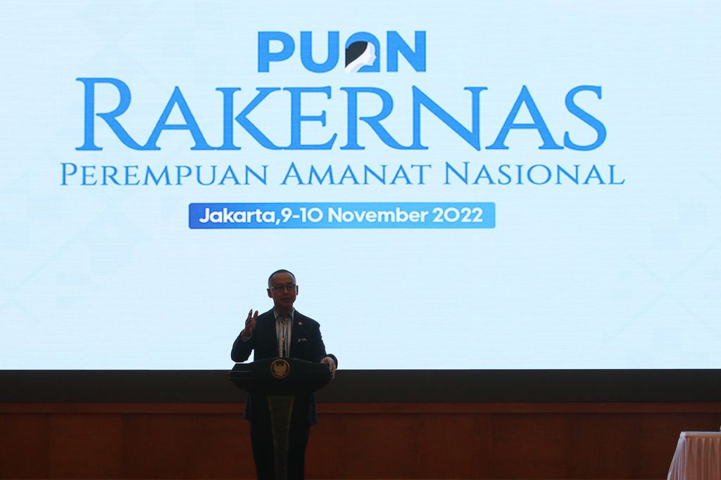 Sekretaris Jenderal Partai Amanat Nasional (PAN) Eddy Soeparno menyampaikan sambutan dalam acara Rakernas Perempuan Amanat Nasional di Gedung Nusantara IV DPR, Jakarta, Kamis (10/11/2022). 