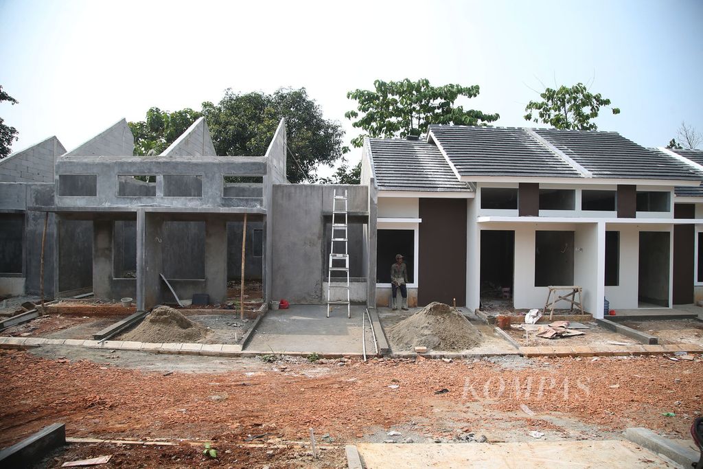 Para buruh bangunan merampungkan pembangunan sebuah kluster perumahan murah baru di kawasan Gunung Sindur, Kabupaten Bogor, Jawa Barat, Sabtu (6/6/2020). Perumahan yang menyasar konsumen pekerja banyak didirikan di kawasan ini.