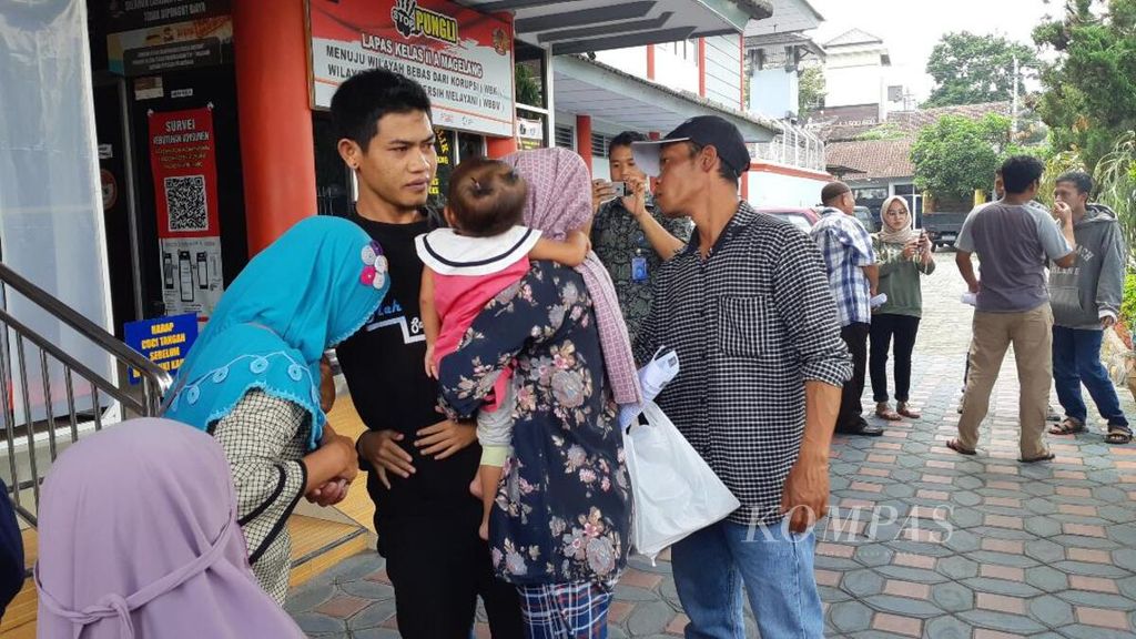 Narapidana LP Kelas IIA Magelang melepas rindu bertemu dengan keluarganya, Jumat (3/4/2020).