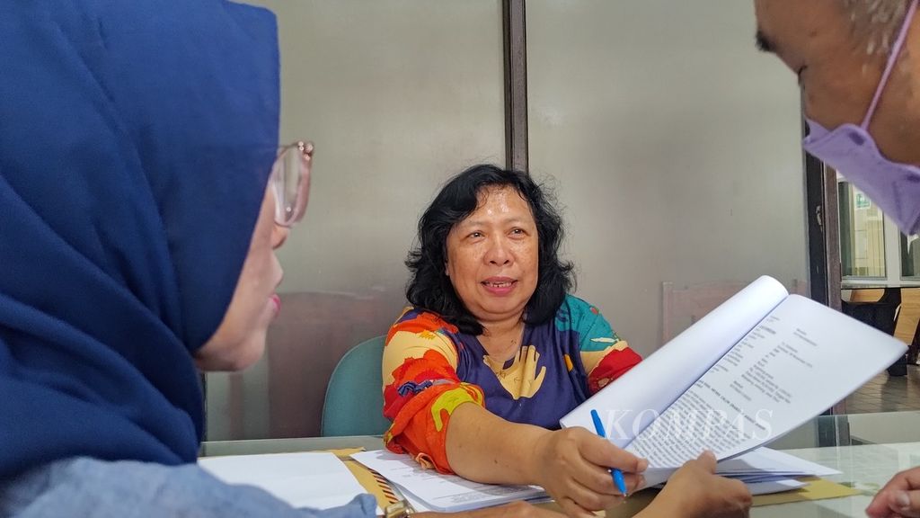 Petugas menunjukkan dokumen persyaratan pengangkatan anak kepada pasangan suami istri di Yayasan Sayap Ibu, Jakarta Selatan, Rabu (10/5/2023).