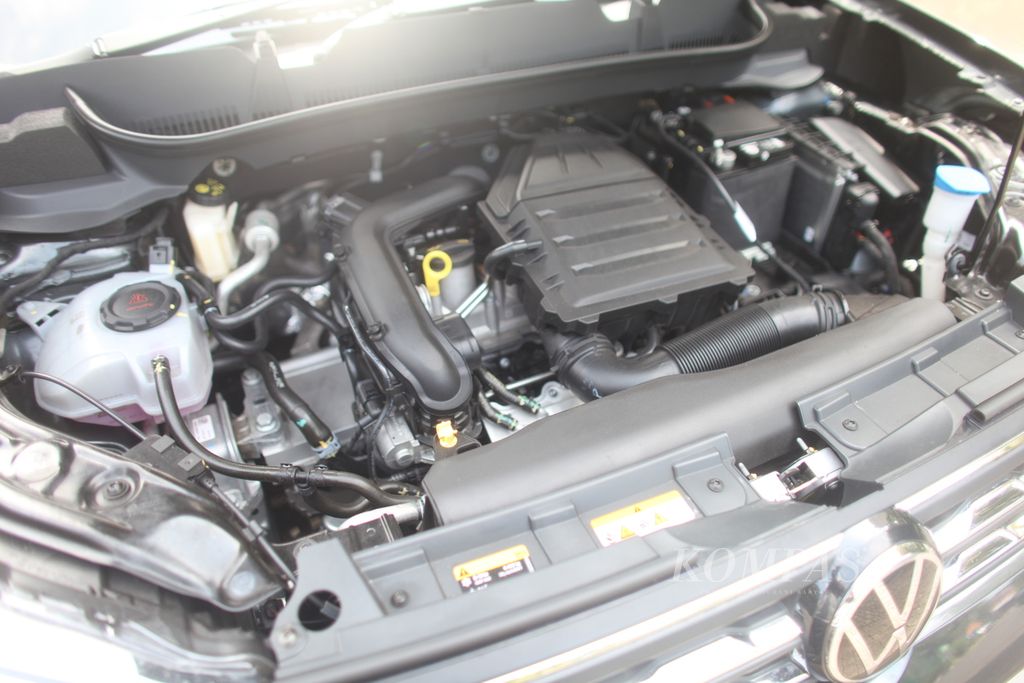 Mobil VW T-Cross menggunakan mesin 3 silinder berkapasitas 999 cc dengan <i>turbocharger</i>. Mesin ini mampu menghasilkan tenaga maksimal 115 PS dan torsi puncak 178 Nm pada putaran 1.750-4.500 rpm yang disalurkan melalui transmisi otomatis enam percepatan ke roda depan.