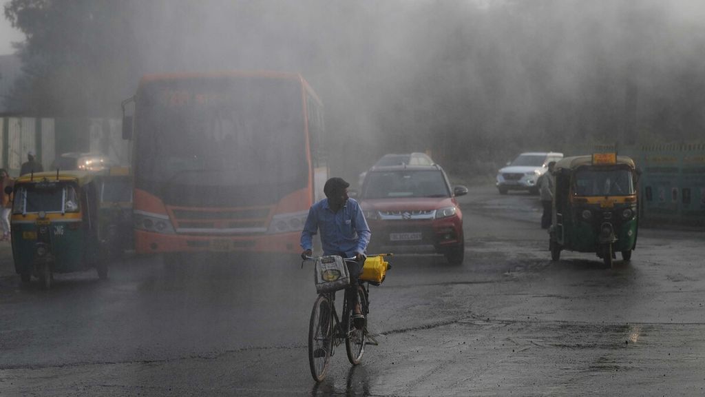 Sejumlah pengendara melintas di tengah kondisi kabut asap yang tebal di Kota New Delhi, Rabu (16/11/2021). Mahkamah Agung India meminta kepada pihak berwenang untuk menutup kantor pemerintah di New Delhi dan sejumlah kota terdekat karena polusi udara yang kian memburuk. 