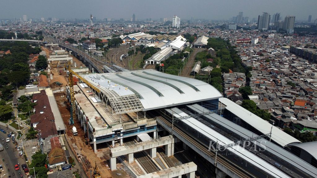 Pengerjaan pembangunan Stasiun Manggarai di Jakarta Selatan untuk menjadi stasiun sentral, Selasa (13/6/2023). 