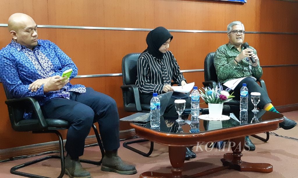 Pakar Hubungan Internasional Universitas Binus, Faisal Karim; moderator Mabda Siddiq; serta Direktur Kerja Sama Politik dan Keamanan ASEAN Kementerian Luar Negeri Rolliansyah Soemirat (kiri ke kanan) dalam diskusi mengenai ASEAN yang diadakan The Habibie Centre di Jakarta, Kamis (20/7/2023).