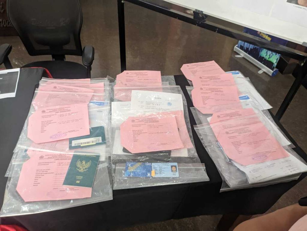 Barang bukti berupa paspor, visa, dan dokumen yang digunakan tersangka tindak pidana perdagangan orang yang digerebek Polres Jakarta Selatan, Jumat (25/8/2023).