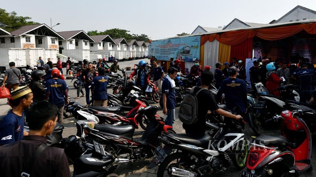 Warga mulai mengirimkan sepeda motor warga dalam program angkutan mudik gratis sepeda motor di Stasiun Jakarta Gudang, Jakarta (26/5/2019), Mudik gratis sepeda motor menjadi salah satu upaya pemerintah untuk mengurangi menggunakan sepeda motor saat mudik. 