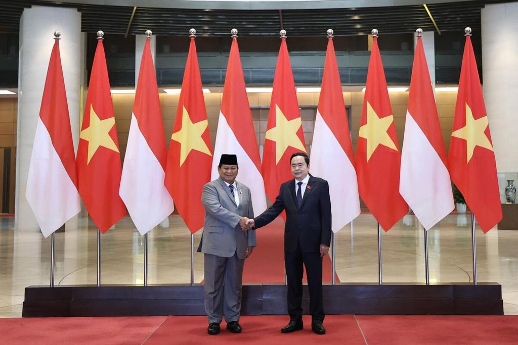 Menteri Pertahanan Prabowo Subianto (kiri) bersalaman dengan Ketua Majelis Nasional Vietman Tran Thanh Man dalam kunjungannya ke Vietnam, Sabtu (14/9/2024).