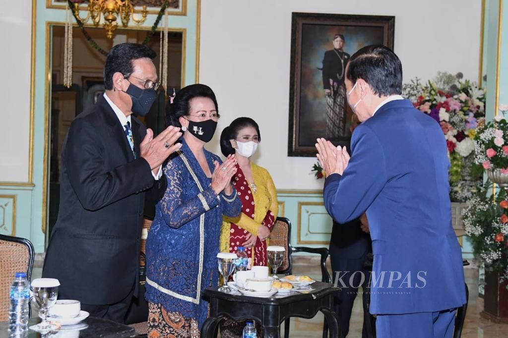 Presiden Joko Widodo menyapa Gubernur DIY Sultan Hamengku Buwono X yang hadir bersama istri, Gusti Kanjeng Ratu Hemas, di pengukuhan KGPAA Mangkunegara X, Sabtu (12/3/2022).