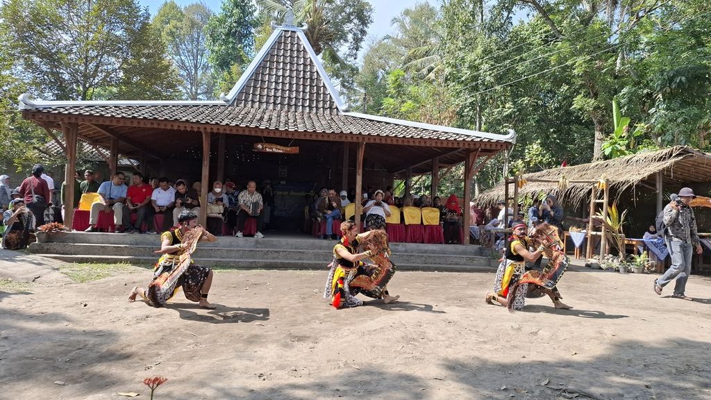 Pentas seni tradisional di Kebon Pasinaon Living Museum di Dusun Glagah, Desa Sirahan, Kecamatan Salam, Kabupaten Magelang, Jawa Tengah.