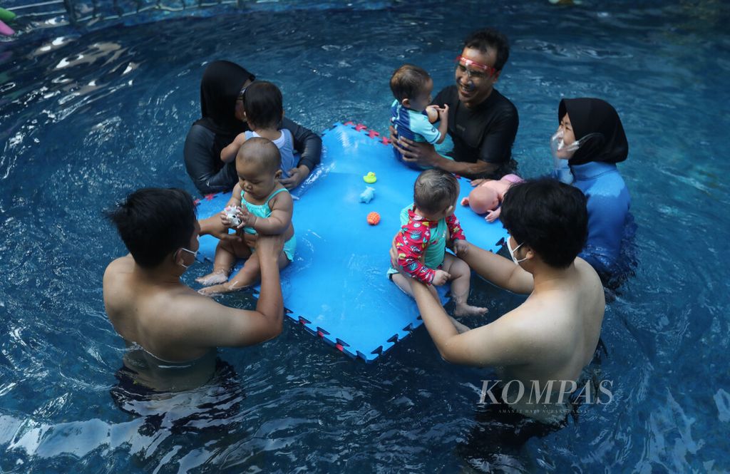 Pelatihan biasa diawali dengan bermain bersama terlebih dahulu sebelum para bayi berlatih renang dalam pelatihan khusus di sebuah kolam yang dikelola oleh Splish Splash Indonesia di kawasan Cempaka Putih, Jakarta, Sabtu (30/7/2022). 