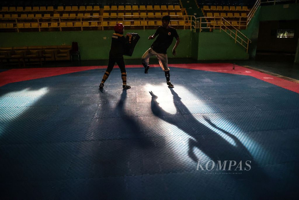 Atlet pelatnas taekwondo berlatih di GOR Popki, Cibubur, Jakarta, Selasa (25/4/2023). 