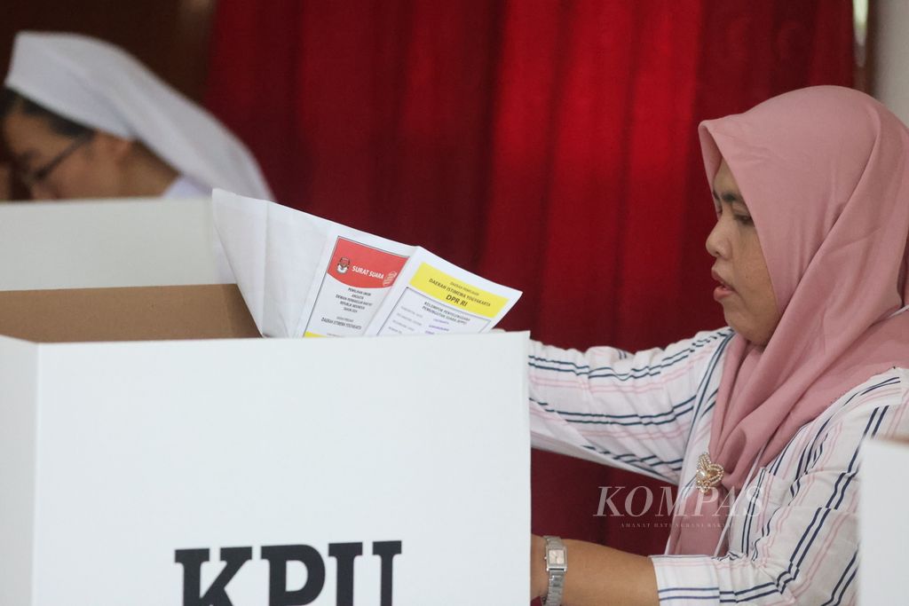 Pemilih menggunakan hak pilihnya di TPS 17 di Susteran CB Panti Rapih, Gondokusuman, Yogyakarta, Rabu (14/2/2024). Sebanyak 273 pemilih terdaftar di TPS itu.