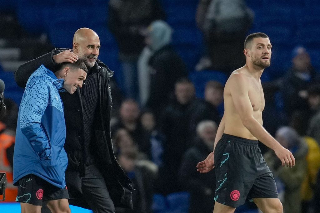 Manchester City midfielder Phil Foden (left), Manager Pep Guardiola, and midfielder Mateo Kovacic leave the field after the English Premier League match between Brighton and Hove Albion and Manchester City at Amex Stadium, Brighton, early Friday morning (26/4/2024) WIB.