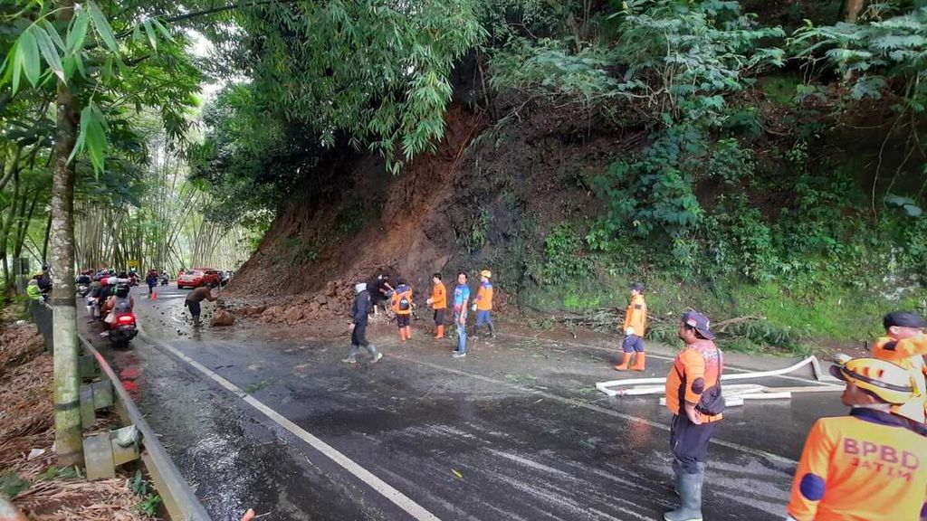 Tim gabungan BPBD Kota Batu dan sejumlah instansi terkait melakukan pembersihan dari longsoran di Jalur Wisata Payung Kota Batu, Jumat (30/12/2022).