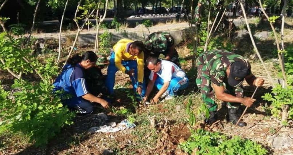 Anggota Korem 161/Wirasakti Kupang melakukan penghijauan di wilayah Taman Nostalgia Kupang, Jumat (8/12/2023), menjelang peringatan HUT Ke-57 Korem Kupang, 