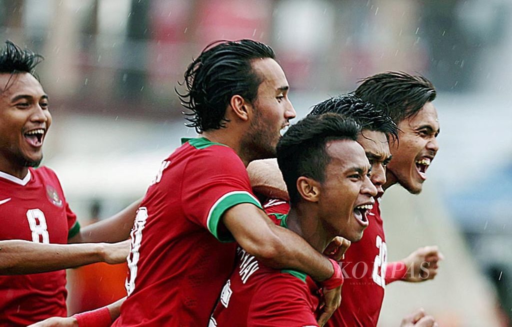 Selebrasi pemain tim nasional sepak bola U-22 Indonesia saat berhasil membobol gawang Myanmar pada pertandingan perebutan perunggu SEA Games Kuala Lumpur 2017 di Stadion Majlis Perbandaran Selayang, Selangor, Malaysia, Selasa (29/8). Indonesia mengalahkan Myanmar 3-1 dan berhak atas medali perunggu.