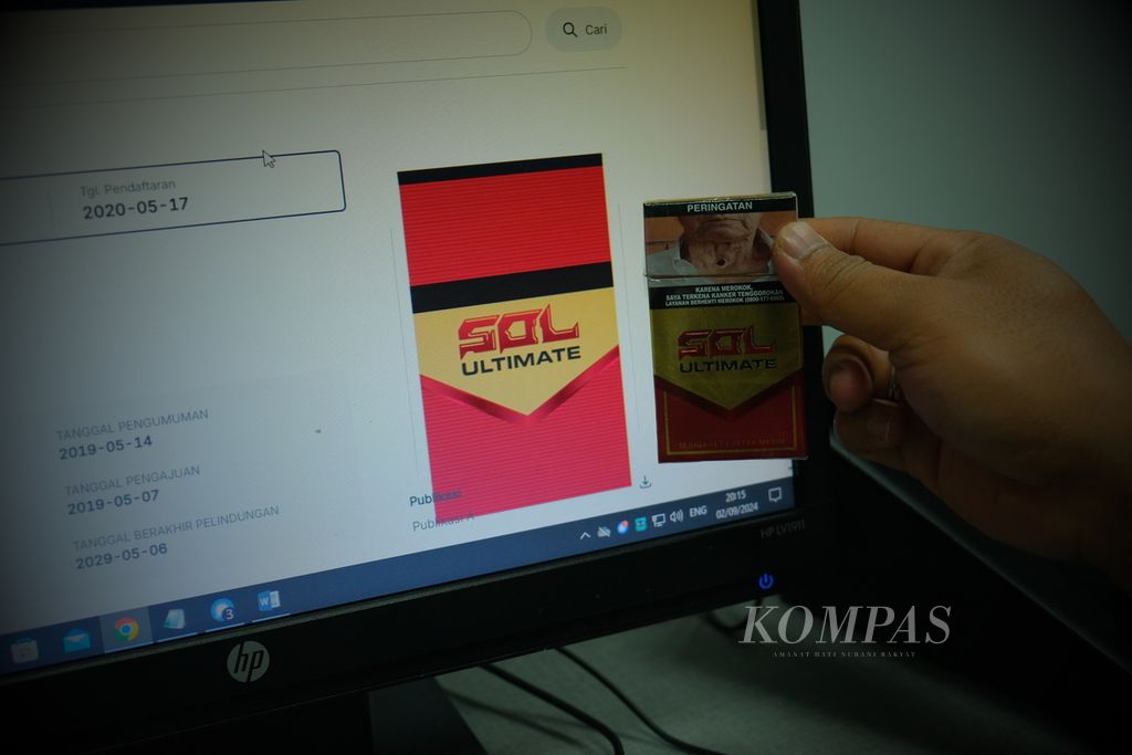 Perbandingan rokok Sol Ultimate yang <i>Kompas</i> beli dari Sumenep, Jawa Timur, dan merek rokok Sol Ultimate yang terdaftar di Pangkalan Data Kekayaan Intelektual (PDKI) Kementerian Hukum dan HAM. Sol Ultimate merupakan merek yang terdaftar dan dilindungi dengan pemilik Martinus Suparman. Foto diambil pada Senin (2/9/2024).