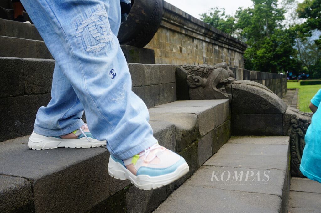Pijakan kaki pengunjung berdampak pada keausan batuan Candi Borobudur.