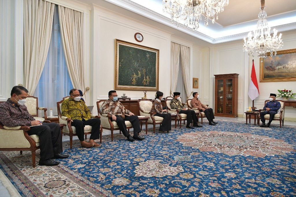 Wakil Presiden Maruf Amin bertemu dengan Ketua Dewan Pertimbangan Presiden Wiranto bersama empat anggota Wantimpres di Istana Wakil Presiden, Jalan Medan Merdeka Selatan Nomor 6, Jakarta Pusat, Selasa (18/1/2021).