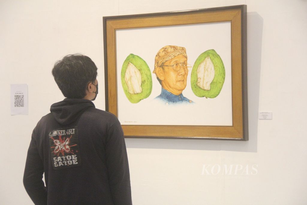 Pengunjung melihat lukisan yang menggambarkan sosok dalang Ki Manteb Soedharsono dalam pameran Mikul Duwur Mendhem Jero #2: Pertemuan, Jumat (15/9/2023), di Bentara Budaya Yogyakarta, Kota Yogyakarta. 