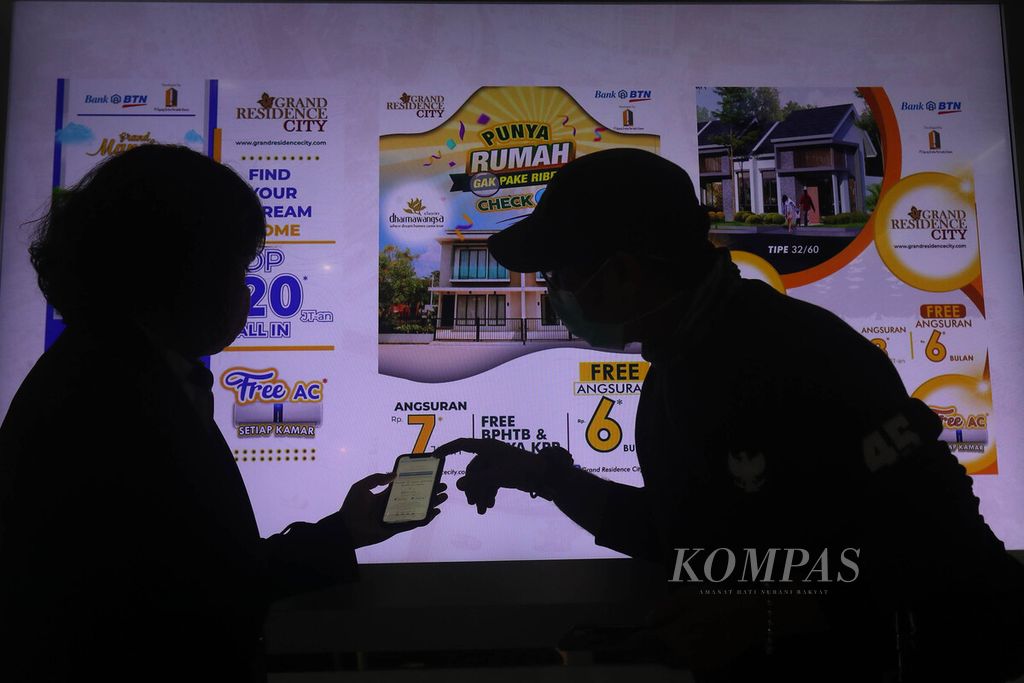 Petugas memberikan informasi kepada nasabah mengenai pembiayaan KPR perumahaan di Plaza KPR BTN, Jakarta, Rabu (17/2/2021). 