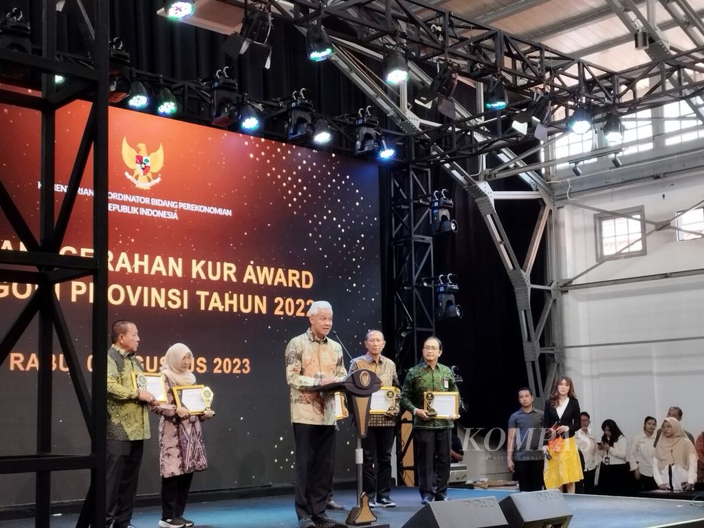 Gubernur Provinsi Jawa Tengah Ganjar Pranowo memberikan sambutan seusai menerima penghargaan dalam Penganugerahan KUR Award kategori provinsi 2022-2023 dan Penyaluran KUR UMKM, di Jakarta, Rabu (9/8/2023).