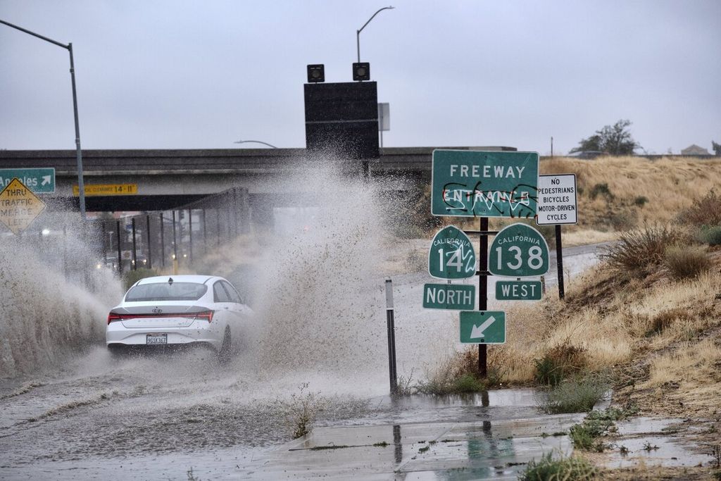 A vehicle encountered a flood when trying to pass through the entrance of a highway toll road in Palmdale, California, United States, on Sunday (20/8/2023). Hundreds of flights to San Diego, Las Vegas, and Los Angeles were cancelled.