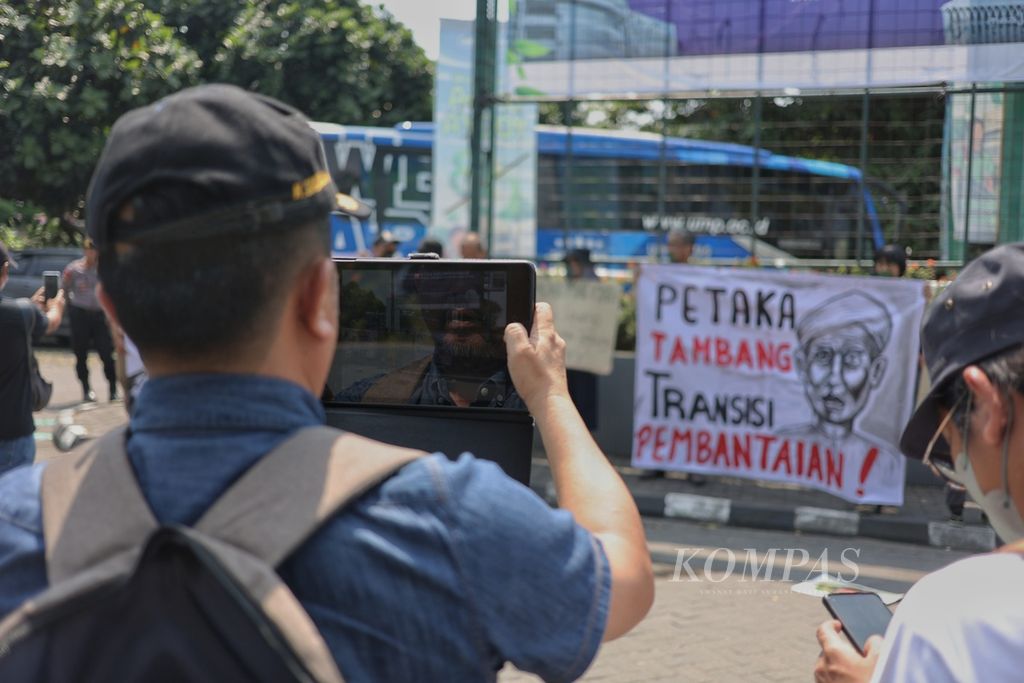 Pengunjuk rasa dari Forum Cik Di Tiro dan Jaringan Gugat Demokrasi menggelar aksi protes saat berlangsung kegiatan Konsolidasi Nasional Muhammadiyah di Universitas Aisyiyah, Sleman, DI Yogyakarta, Sabtu (27/7/2024). 